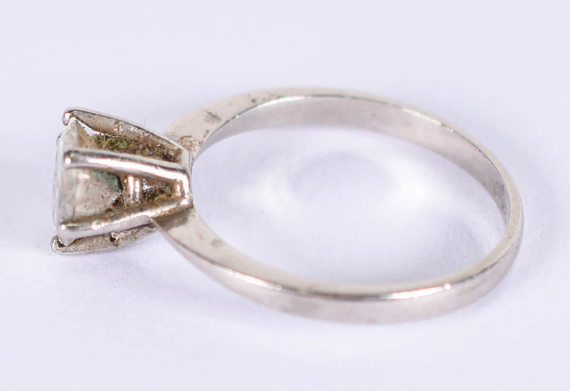 Anel de ouro 18 com solitário de 0.8 ct. Aro 14 ( Por questão de... - foto 2 de 3