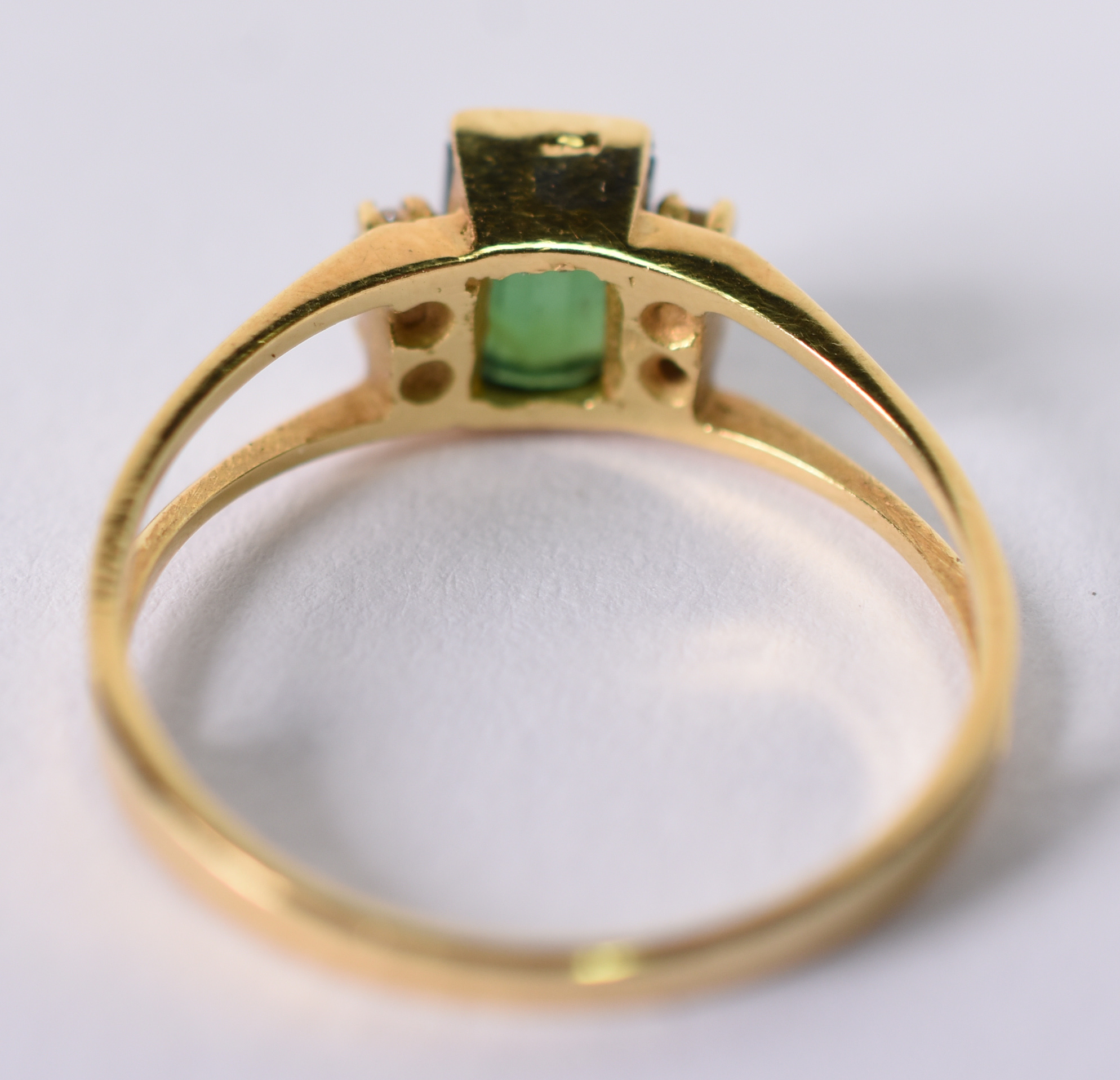Anel de ouro amarelo com Safiras e pedra verde . Aro 18 ( Por questão... - foto 2 de 3