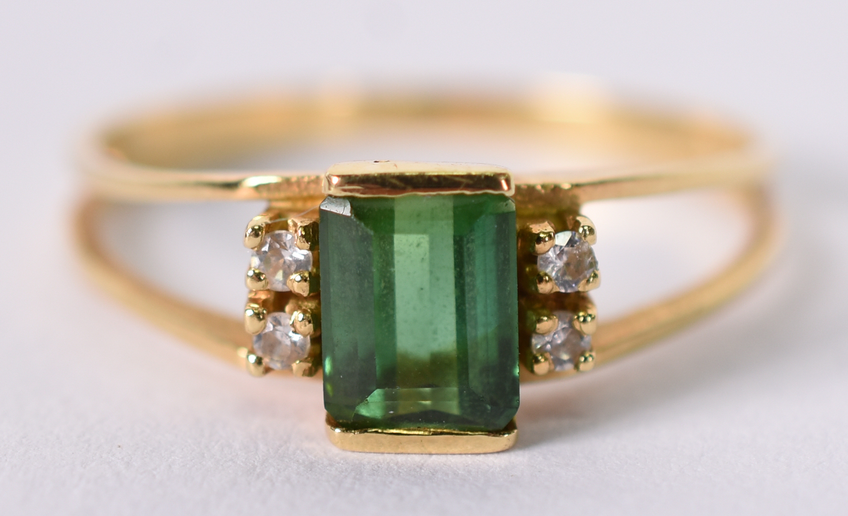 Anel de ouro amarelo com Safiras e pedra verde . Aro 18 ( Por questão... - foto 1 de 3