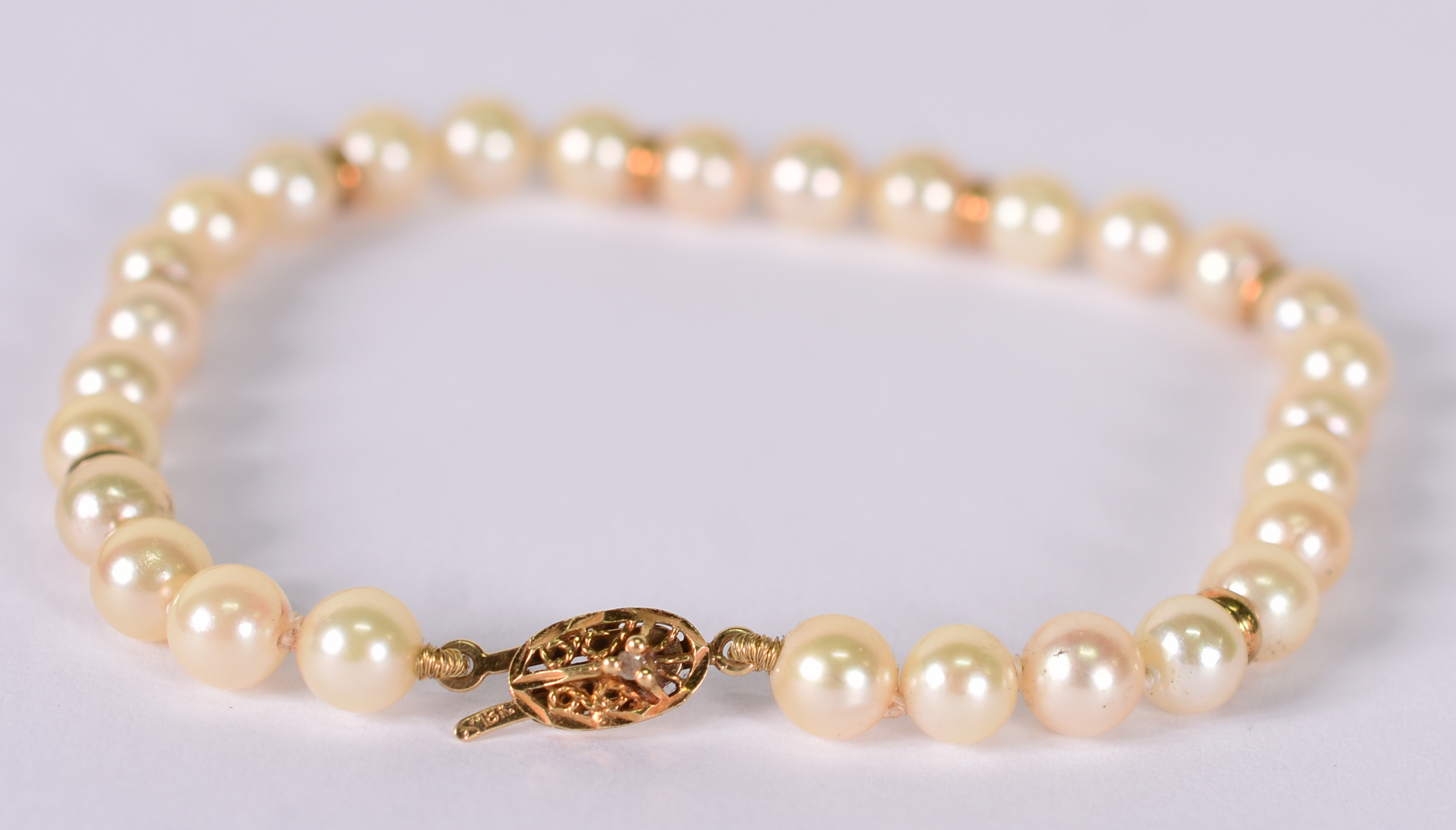 Pulseira de pérolas cultivadas com fecho e espaçadores de ouro .( Por... - foto 1 de 2