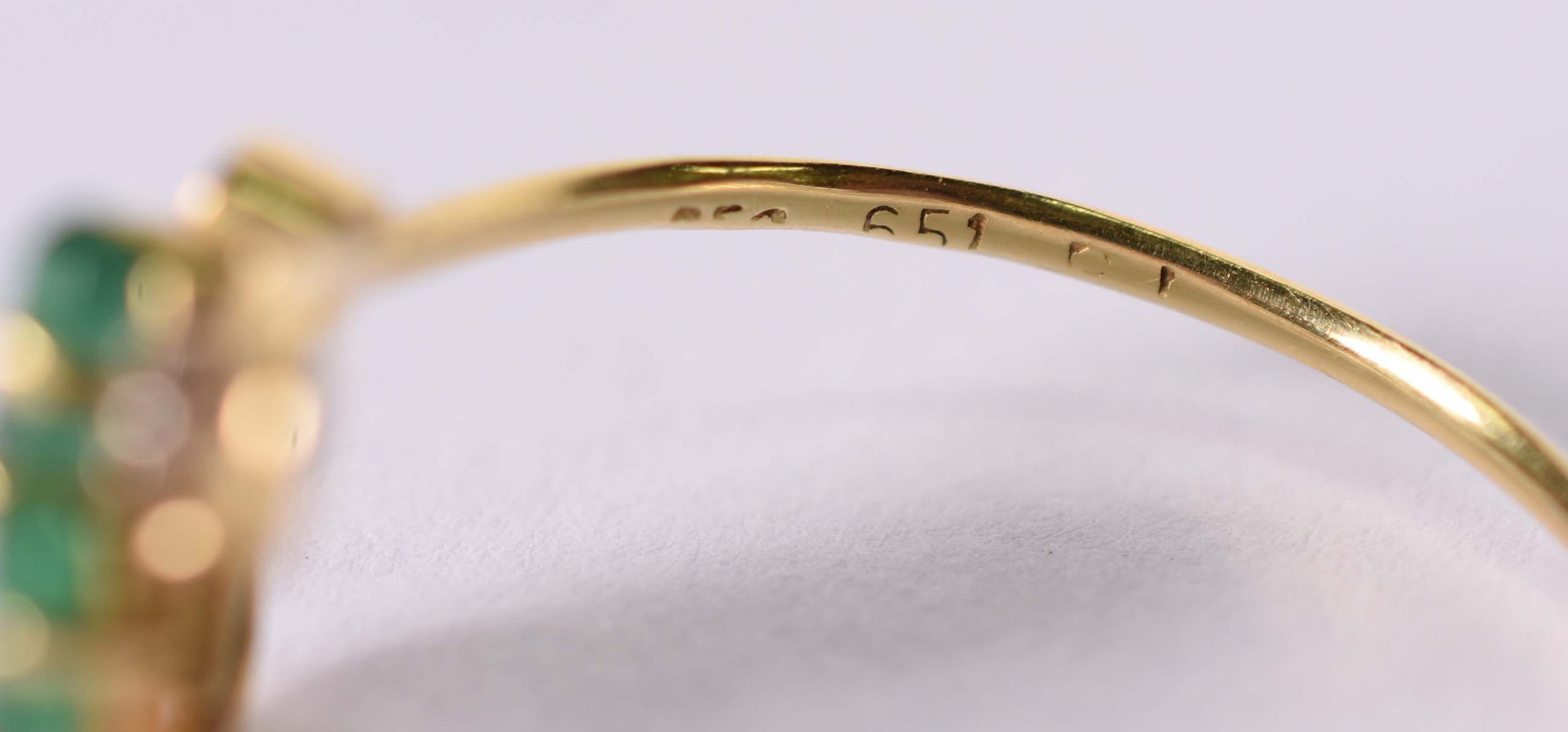 Anel de ouro amarelo com 4 brilhantes e 2 esmeraldas . aro 28 ( Por... - foto 2 de 3