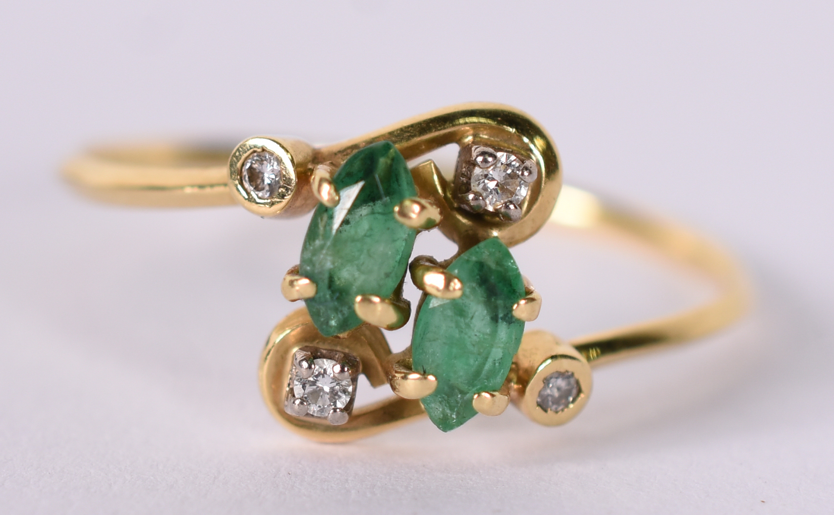 Anel de ouro amarelo com 4 brilhantes e 2 esmeraldas . aro 28 ( Por... - foto 1 de 3