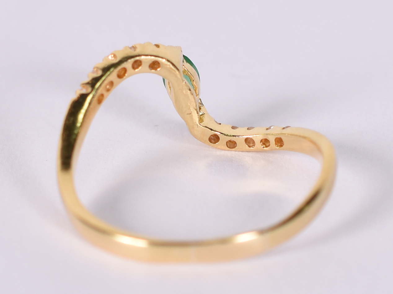 Anel de ouro amarelo com 8 brilhantes e esmeralda . Aro 18 ( Por... - foto 1 de 3