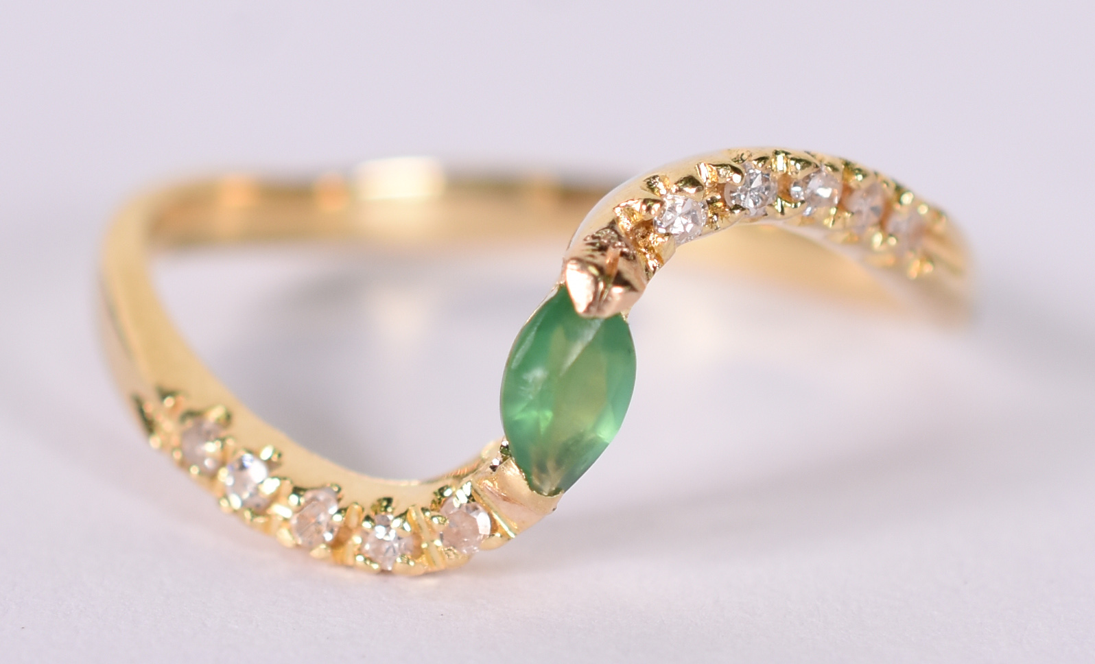 Anel de ouro amarelo com 8 brilhantes e esmeralda . Aro 18 ( Por... - foto 2 de 3