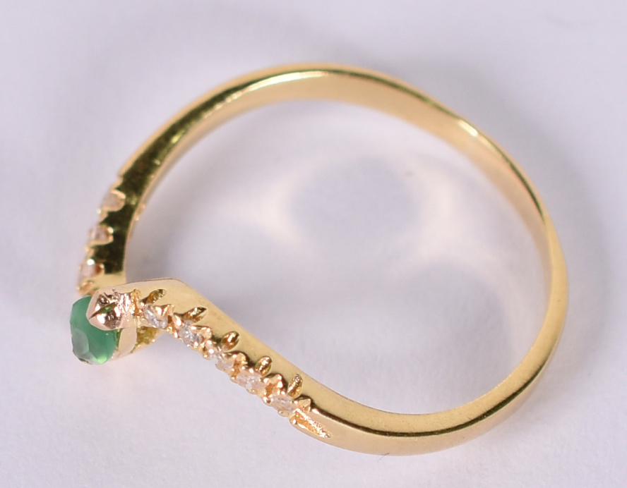 Anel de ouro amarelo com 8 brilhantes e esmeralda . Aro 18 ( Por... - foto 3 de 3