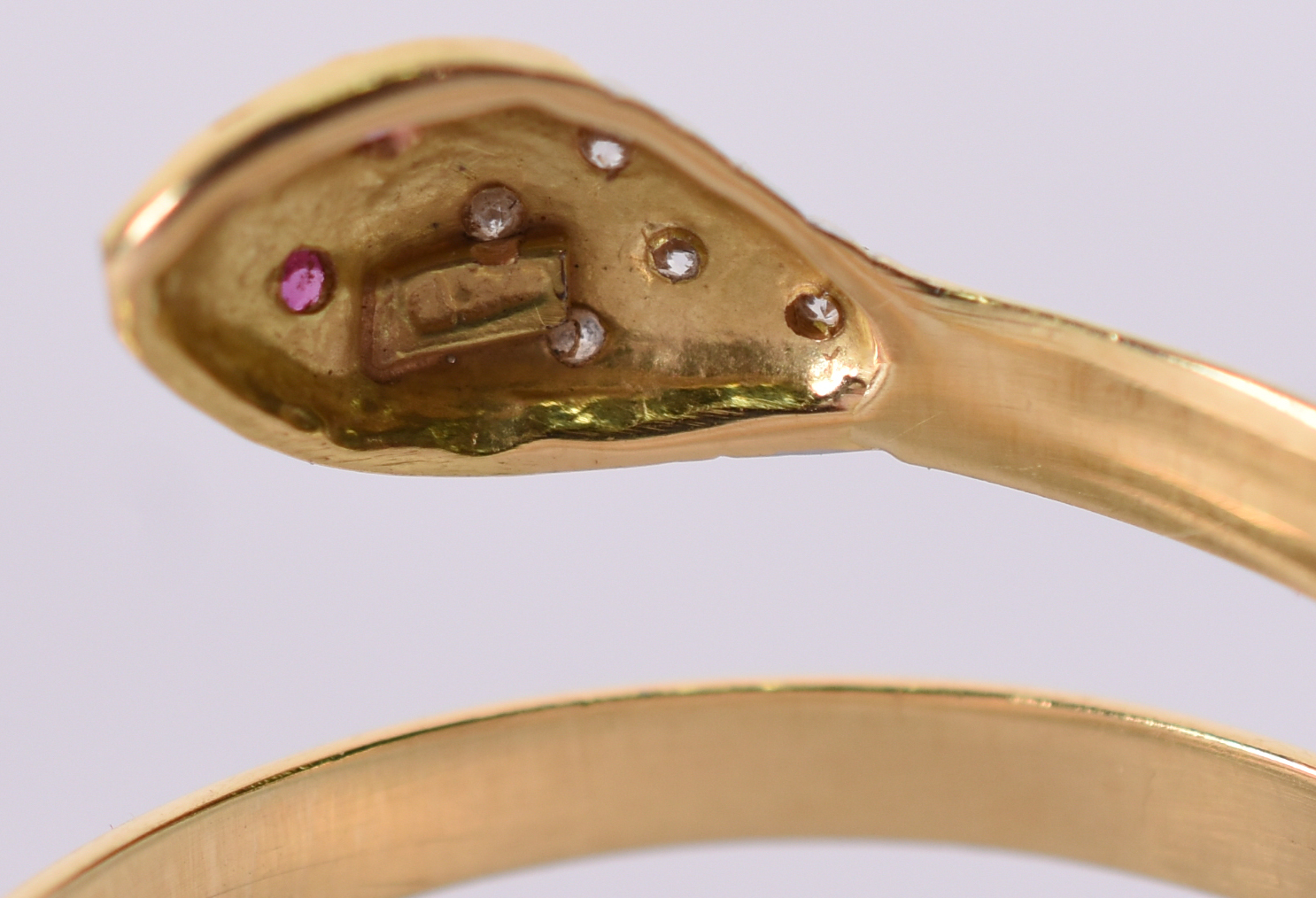Anel tipo cobra de ouro amarelo com brilhante e rubi .( Por questão... - foto 4 de 4