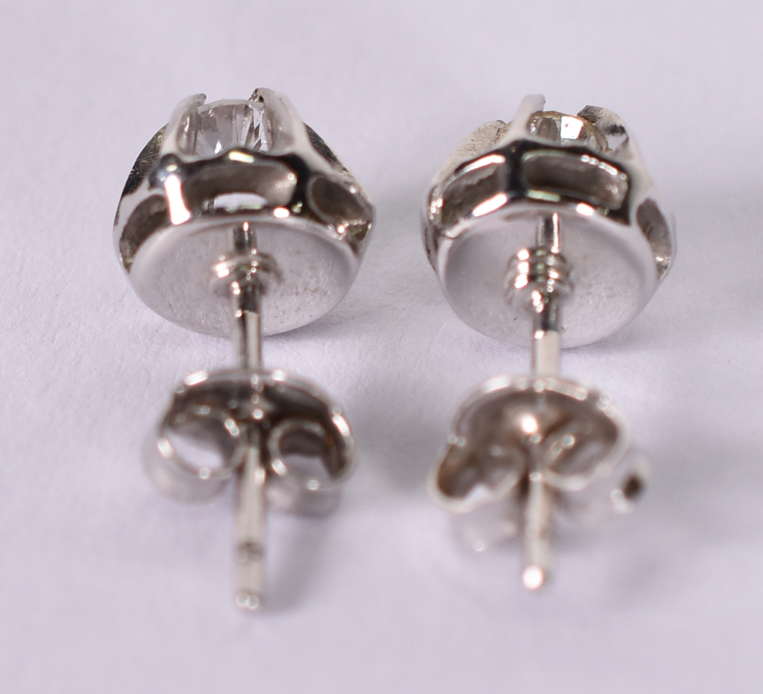 Par de brincos de ouro branco com 2 brilhantes de 0,20 ct cada . (... - foto 2 de 3