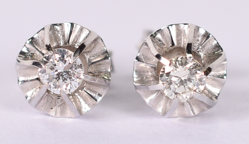 Par de brincos de ouro branco com 2 brilhantes de 0,20 ct cada . (... - foto 1 de 3