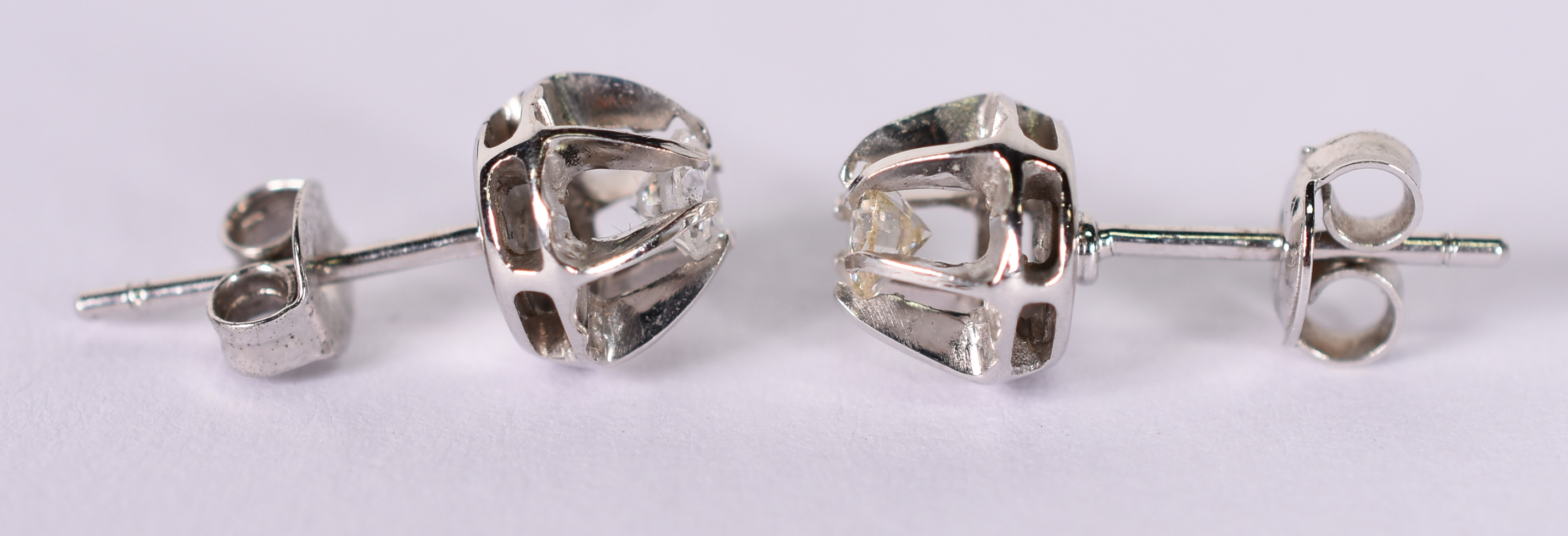 Par de brincos de ouro branco com 2 brilhantes de 0,20 ct cada . (... - foto 3 de 3
