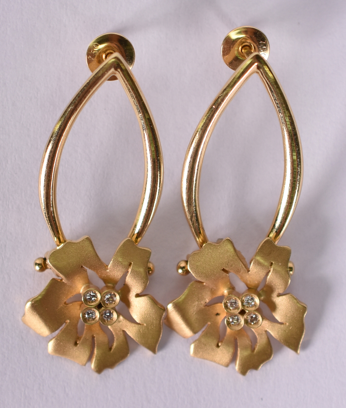 Par de brincos de ouro amarelo tipo flor com 8 brilhantes ( Por... - foto 1 de 2