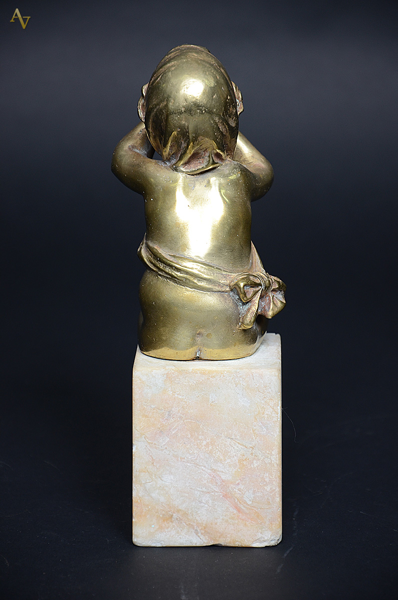 Estatueta de bronze representando bebê com base de mármore. Altura 22... - foto 2 de 2