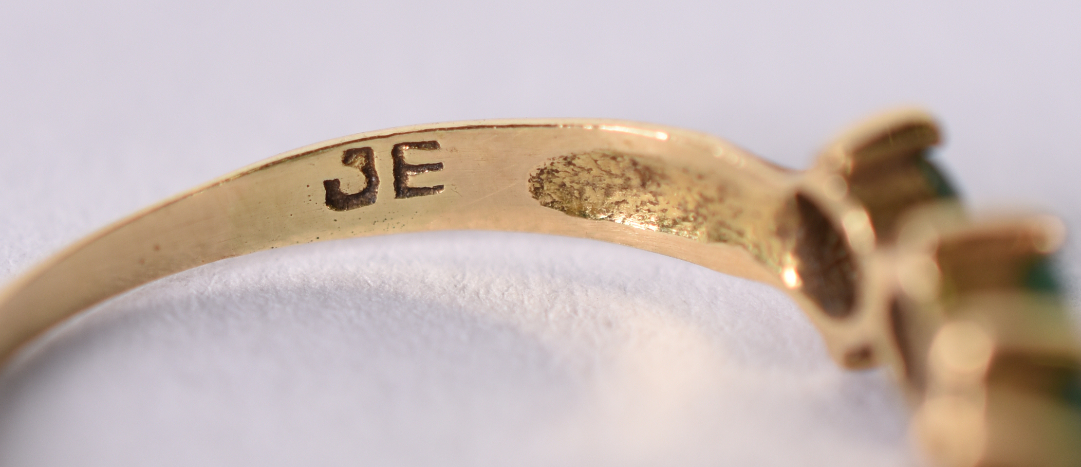 Anel de ouro amarelo com 7 esmeraldas . Aro 12 ( Por questão de... - foto 4 de 4