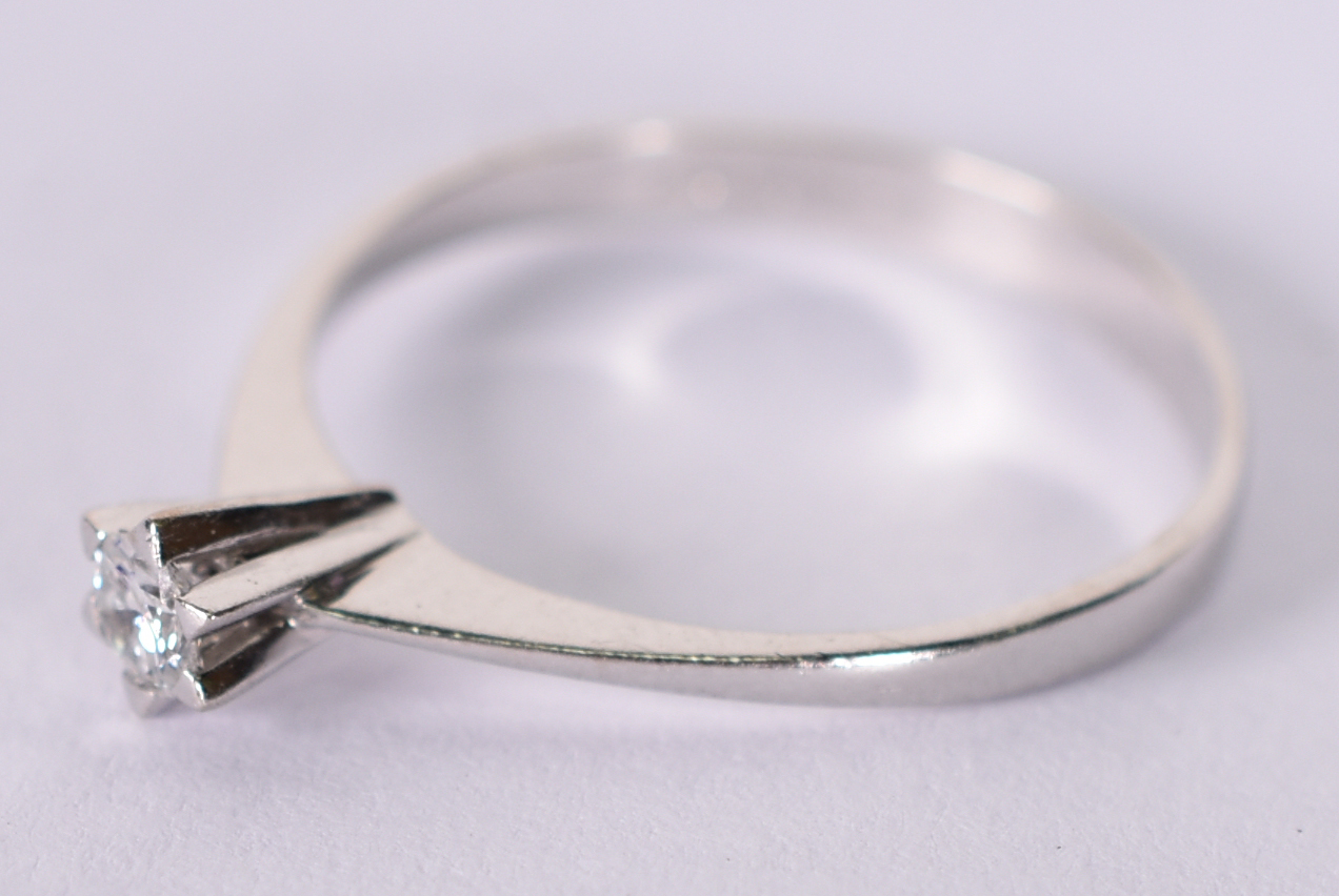 Solitário de ouro branco com 1 brilhante de 0,5 ct. Aro 16 ( Por... - foto 2 de 4