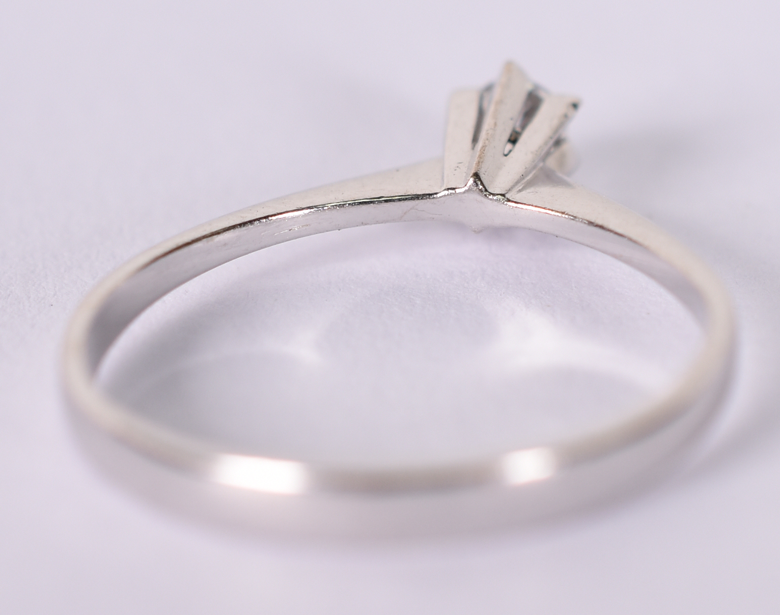 Solitário de ouro branco com 1 brilhante de 0,5 ct. Aro 16 ( Por... - foto 3 de 4