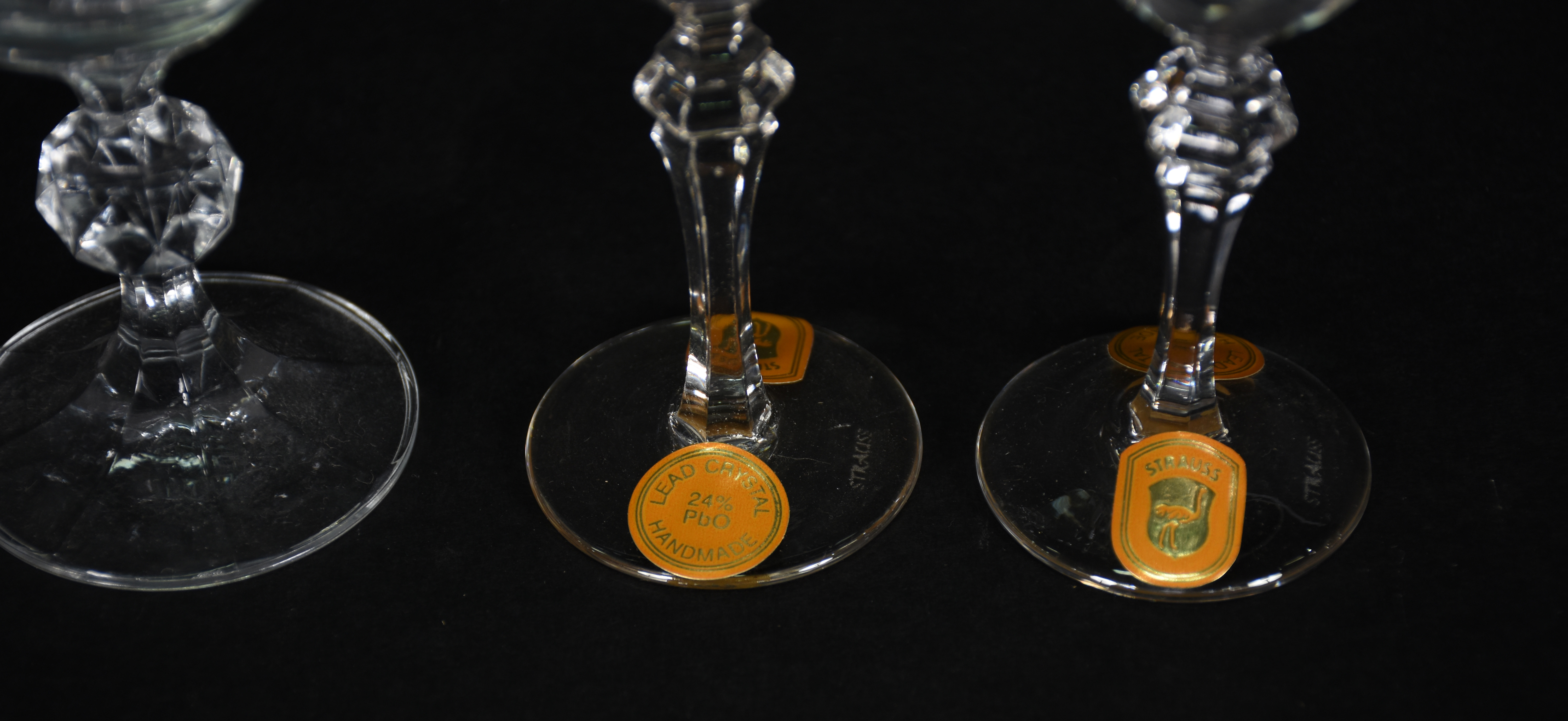 Dois conjuntos de taça de cristal pata licor . Total 5 peças - foto 5 de 5
