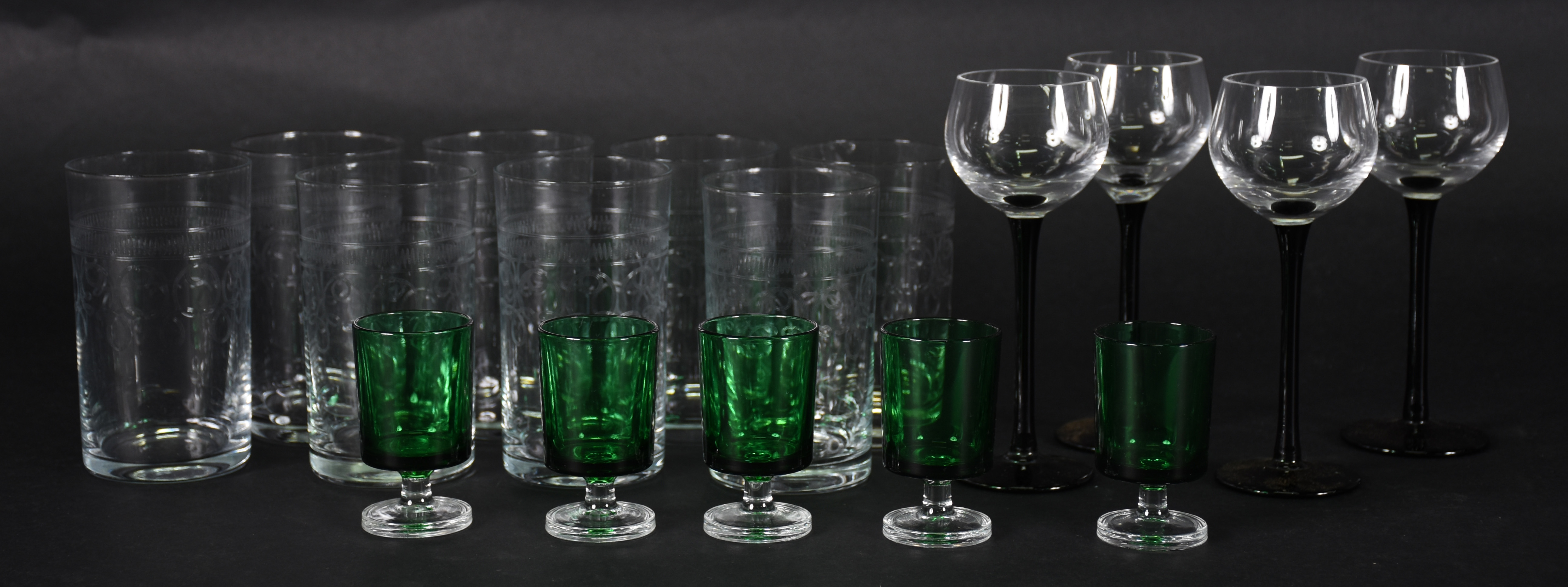 Diversos copos sendo, 8 para água, 4 taças e 5 copinhos para batida (... - foto 2 de 5