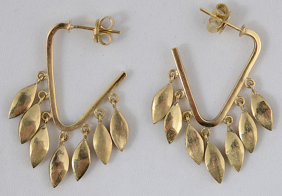 Par de brincos de ouro 18 k estilo "V" com pingentinhos. Peso...