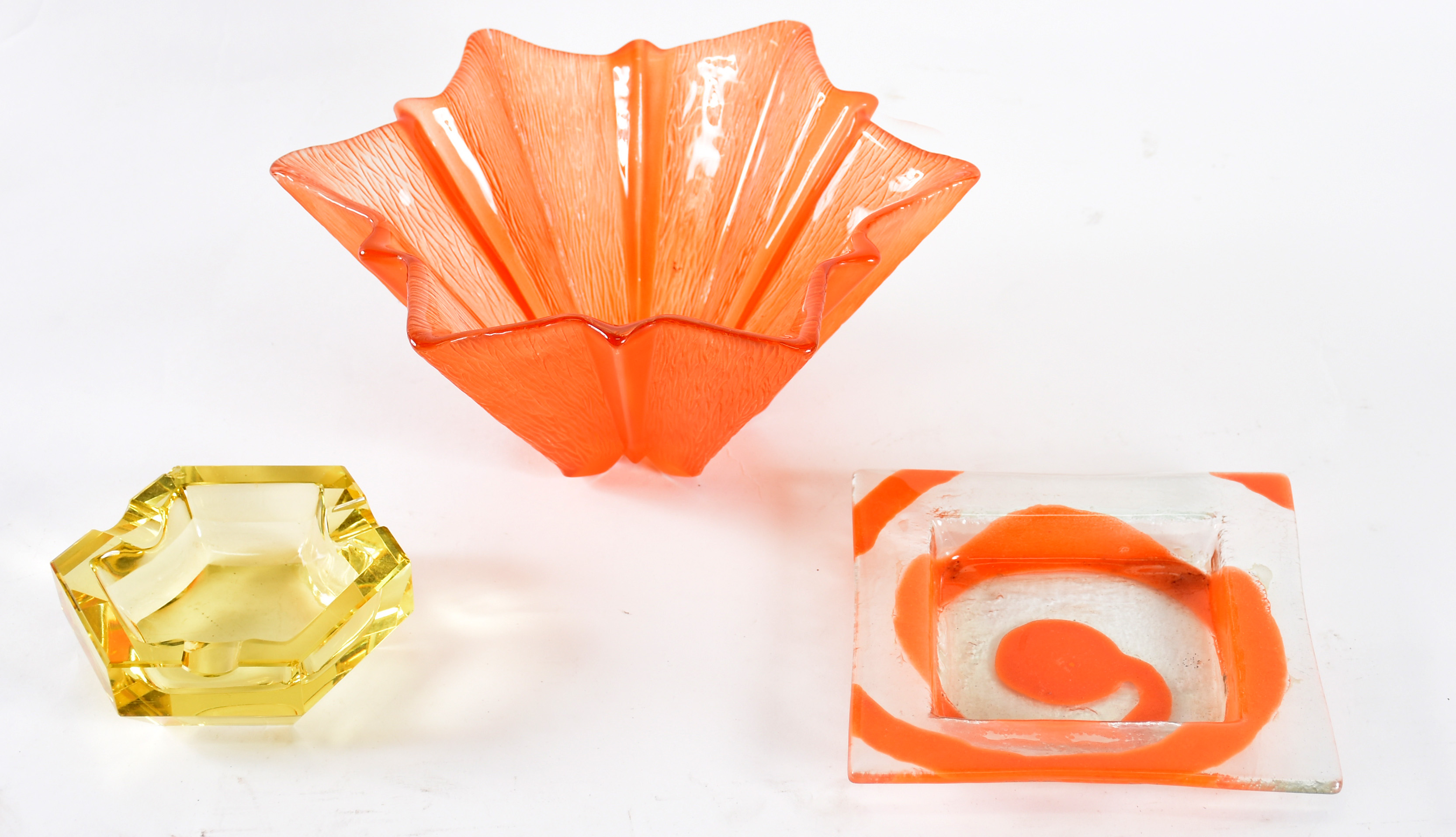 Três sendo , 2 cinzeiros ( 1 de cristal ) e fruteira de vidro laranja... - foto 1 de 4