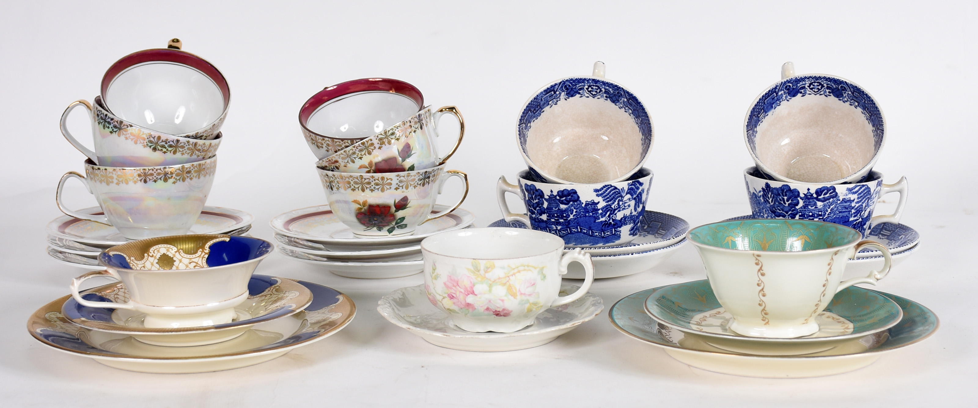 Diversa xícaras sendo, 2 para chá de porcelana Rosenthal com pires e... - foto 1 de 4