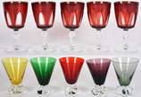 Dois conjuntos de copos coloridos sendo , 5  pa... - Dois conjuntos de copos coloridos sendo , 5  para vinho de double vermelho  Francês e 5 coloridos de murano . Total 10 peças .