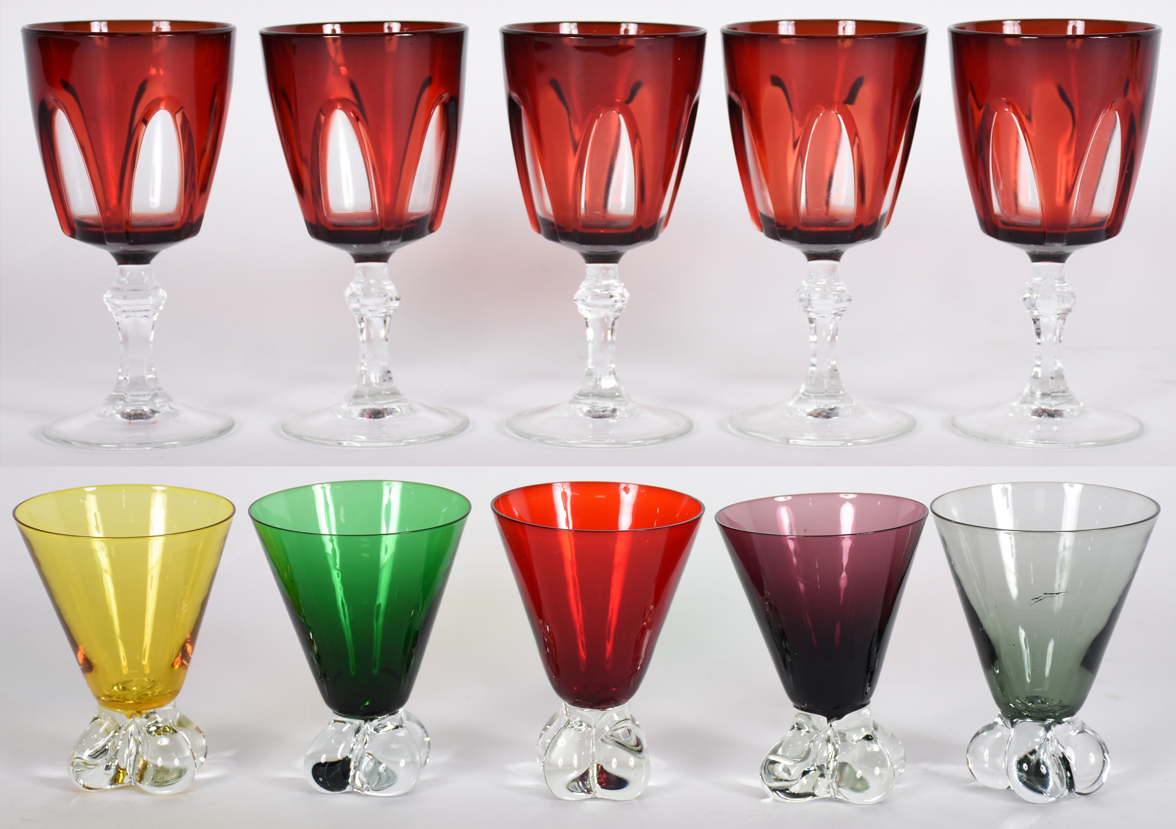 Dois conjuntos de copos coloridos sendo , 5 para vinho de double... - foto 1 de 6