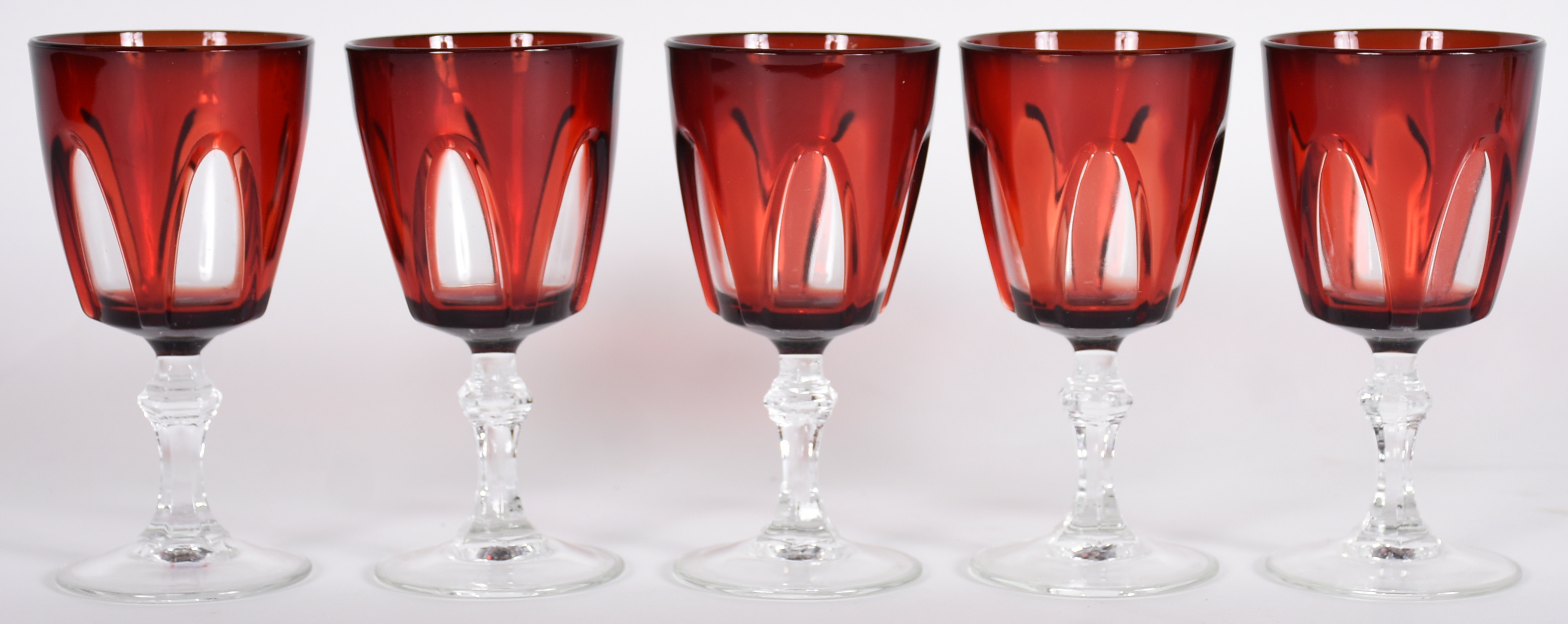Dois conjuntos de copos coloridos sendo , 5 para vinho de double... - foto 2 de 6