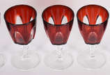Dois conjuntos de copos coloridos sendo , 5  pa... - Dois conjuntos de copos coloridos sendo , 5  para vinho de double vermelho  Francês e 5 coloridos de murano . Total 10 peças .