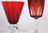Dois conjuntos de copos coloridos sendo , 5  pa... - Dois conjuntos de copos coloridos sendo , 5  para vinho de double vermelho  Francês e 5 coloridos de murano . Total 10 peças .
