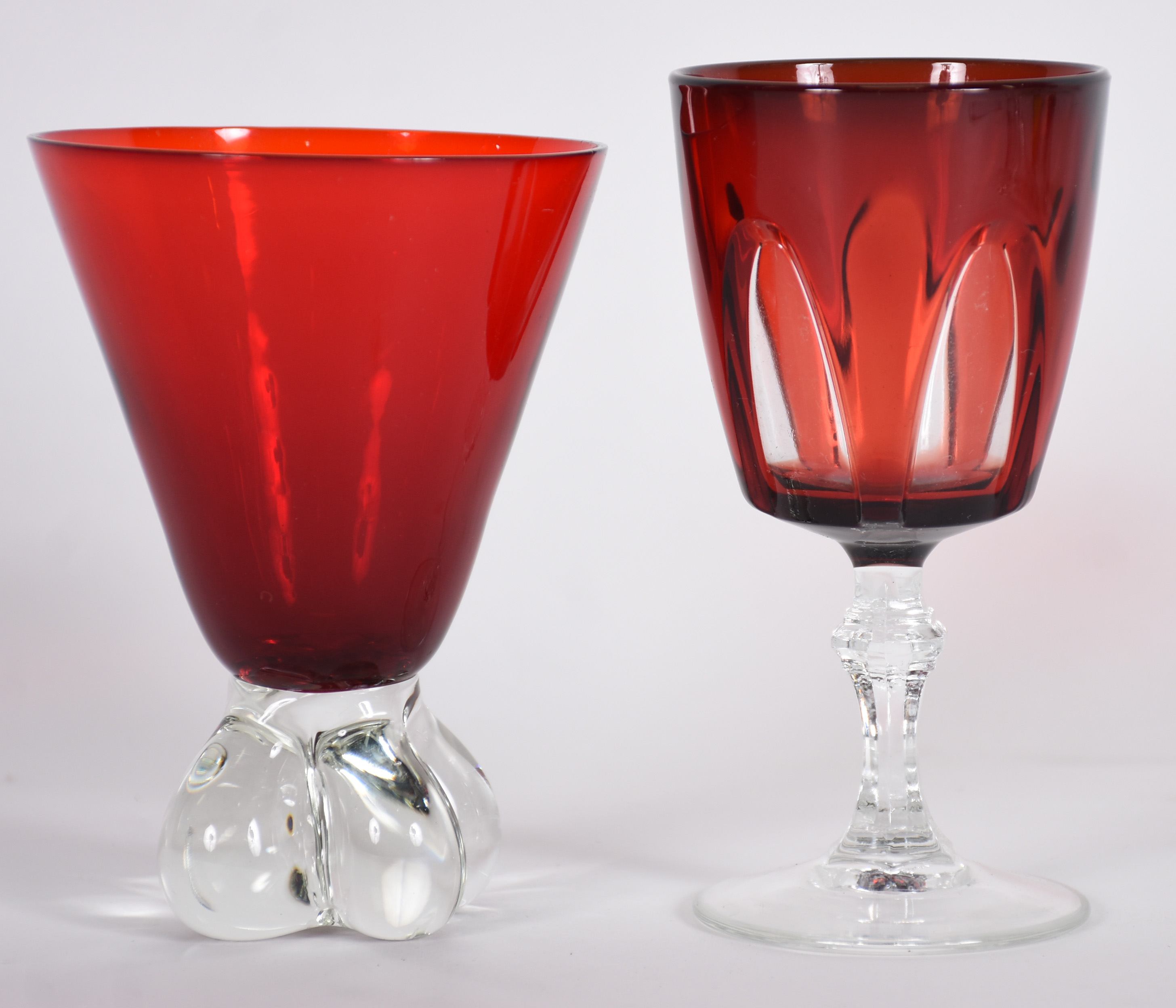 Dois conjuntos de copos coloridos sendo , 5 para vinho de double... - foto 4 de 6