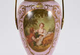 Ânfora de porcelana Rosa com cena romântica em ... - Ânfora de porcelana Rosa com cena romântica em policromia, guarnições de metal dourado .