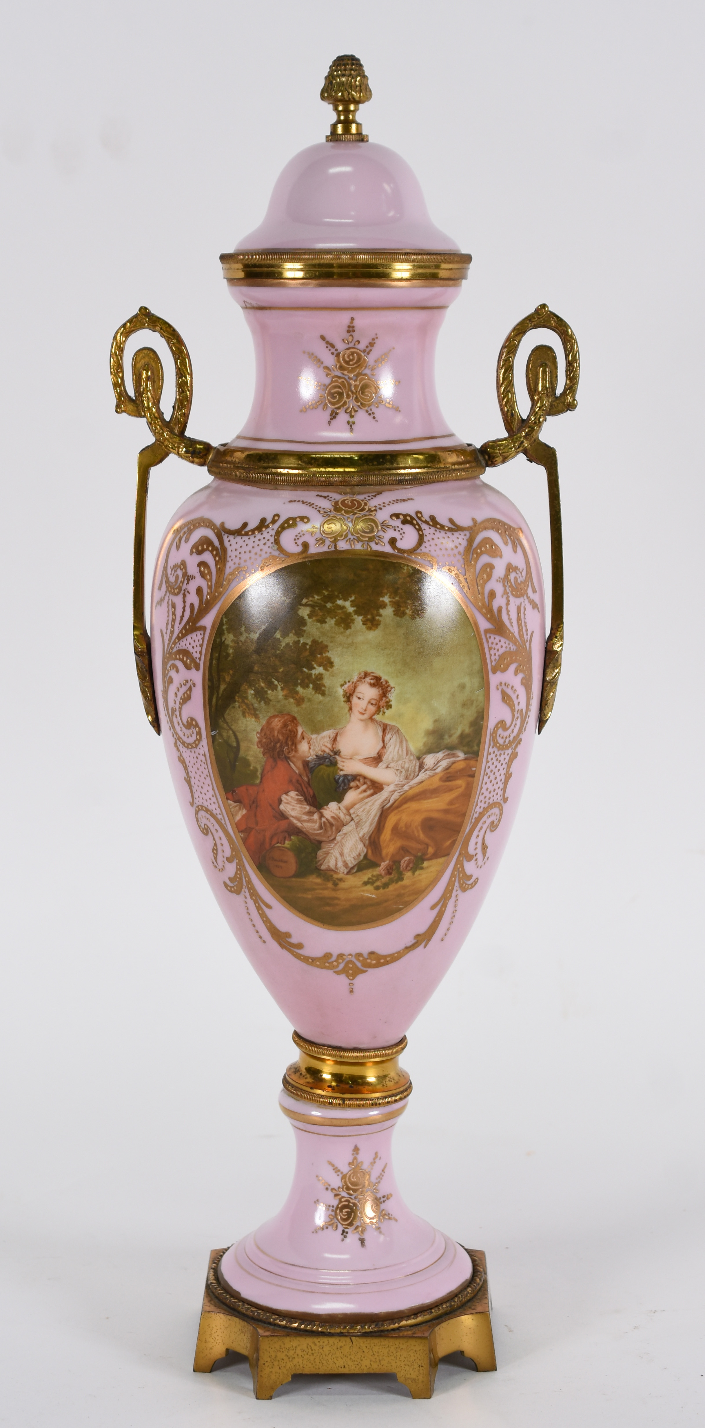 Ânfora de porcelana Rosa com cena romântica em policromia, guarnições... - foto 1 de 3