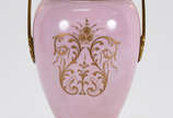 Ânfora de porcelana Rosa com cena romântica em ... - Ânfora de porcelana Rosa com cena romântica em policromia, guarnições de metal dourado .