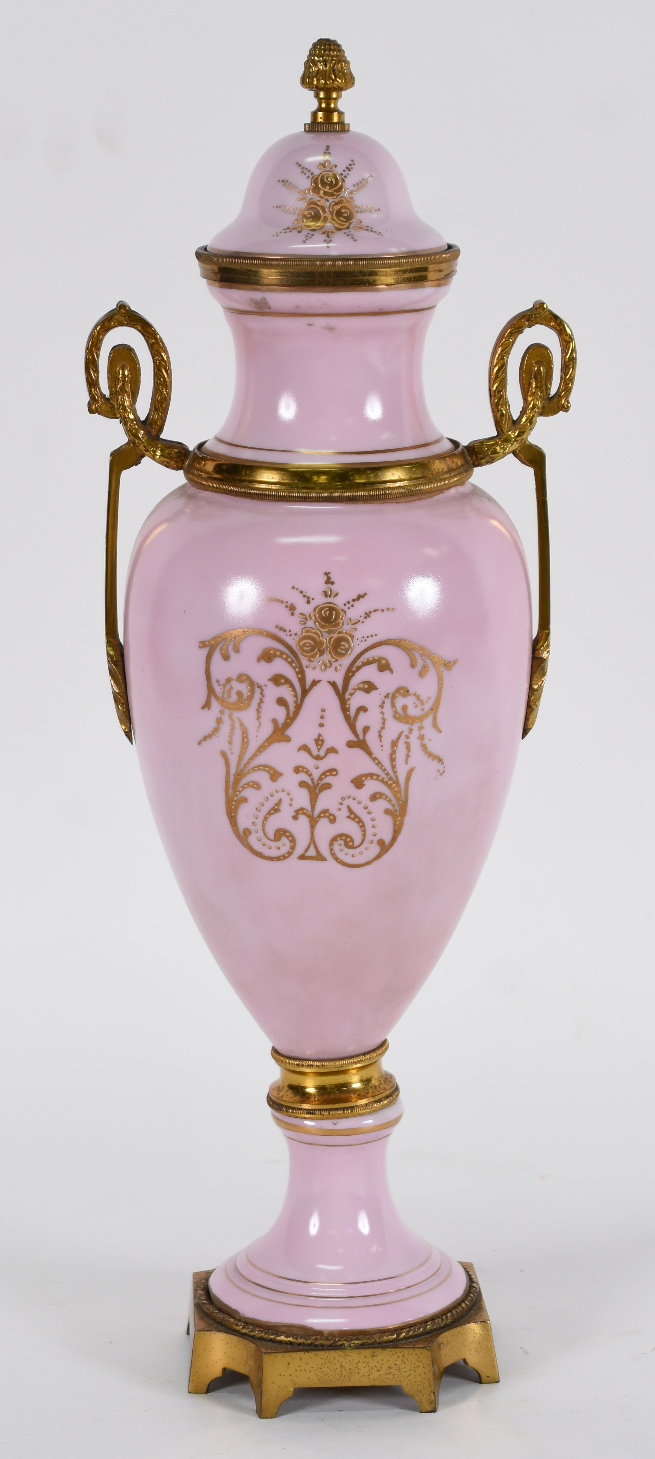 Ânfora de porcelana Rosa com cena romântica em policromia, guarnições... - foto 2 de 3