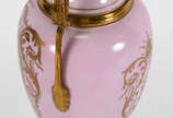 Ânfora de porcelana Rosa com cena romântica em ... - Ânfora de porcelana Rosa com cena romântica em policromia, guarnições de metal dourado .