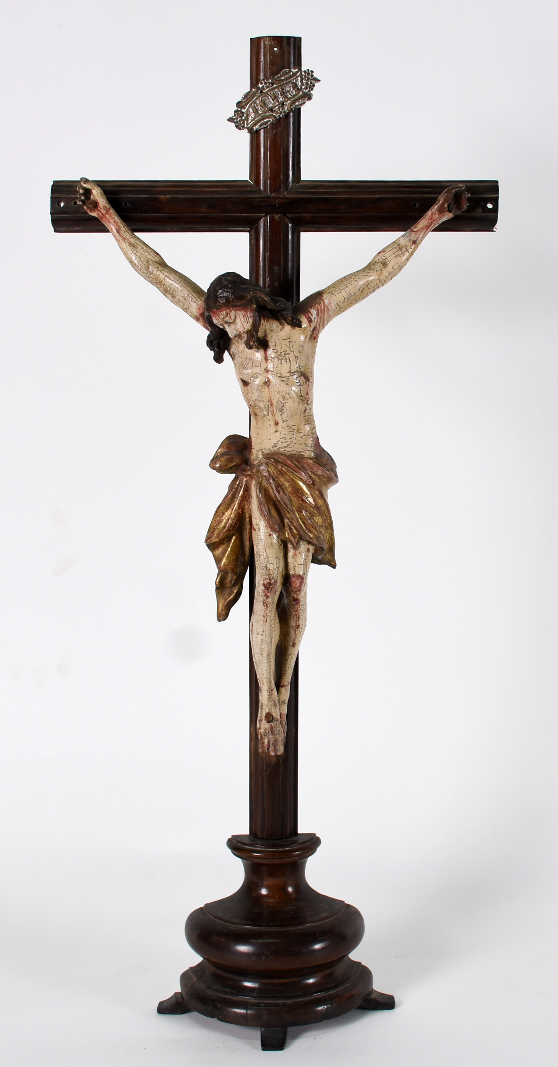 Crucifixo de madeira com figura de Cristo ricamente entalhada e... - foto 1 de 3