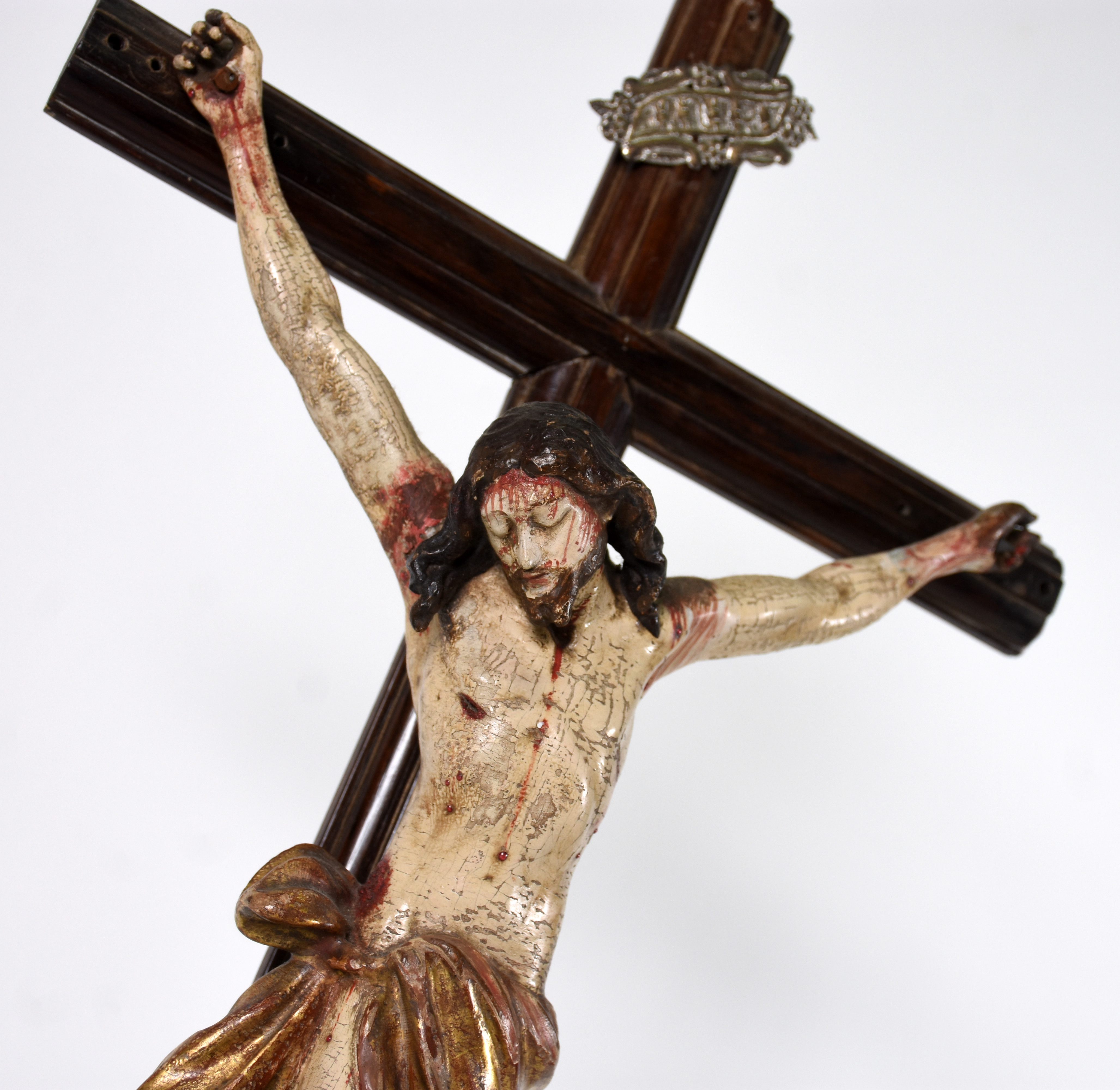 Crucifixo de madeira com figura de Cristo ricamente entalhada e... - foto 2 de 3