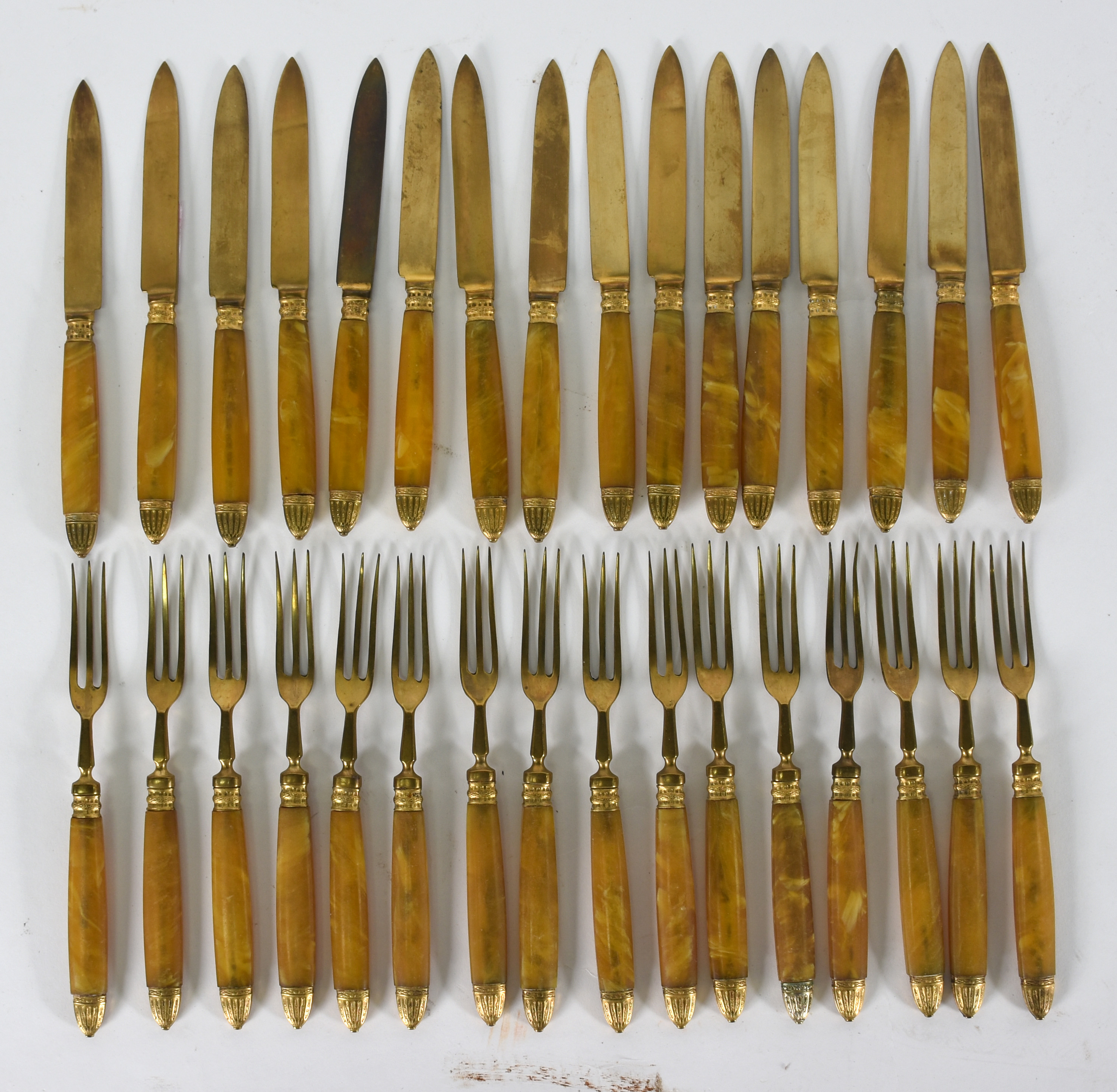 Antigo Conjunto com 16 facas e 16 garfos para frutas de metal dourado... - foto 1 de 2