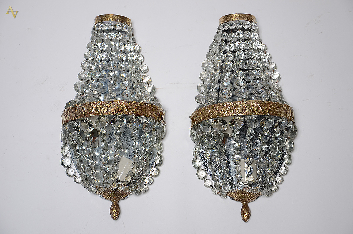 Par de apliques de metal dourado com contas de cristal lapidado...