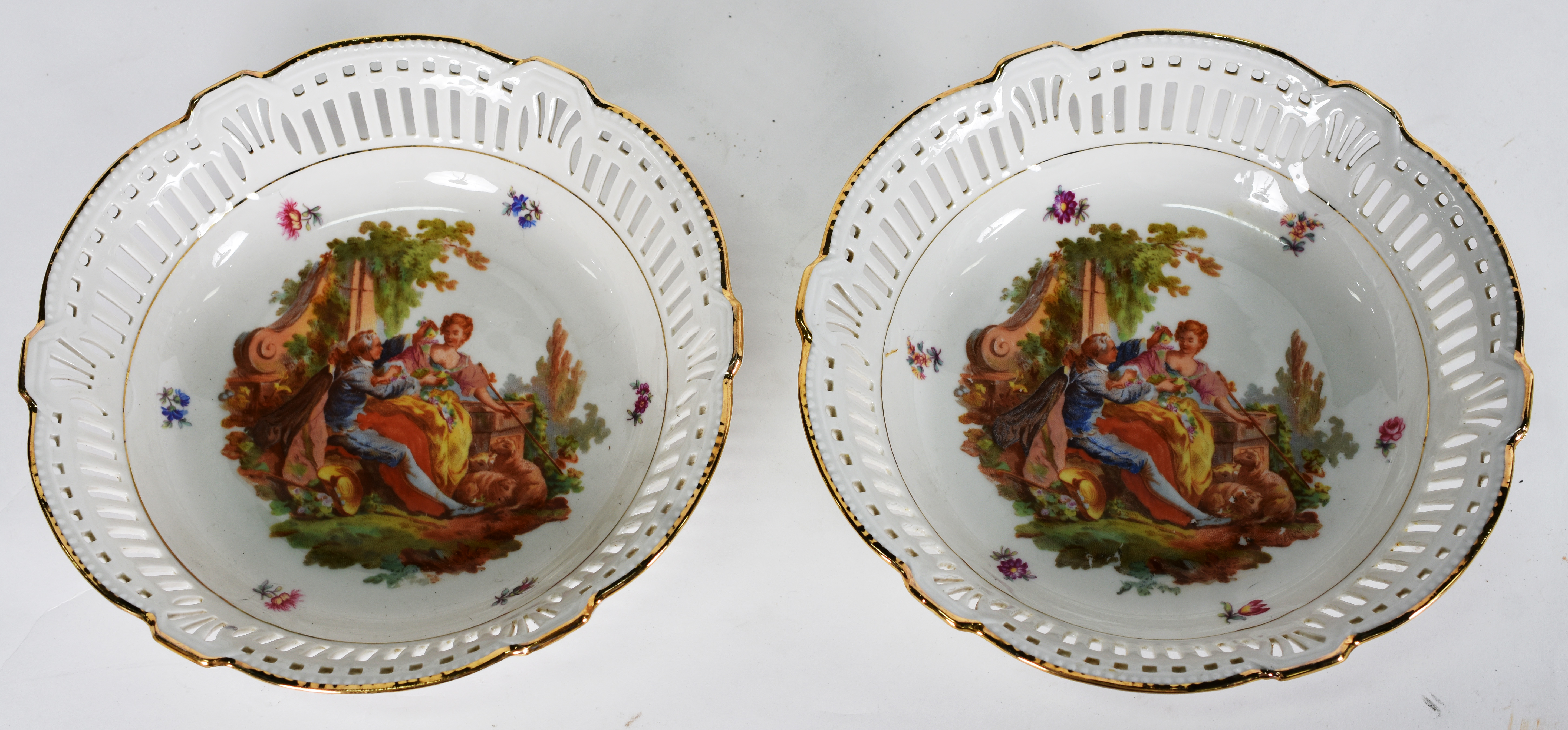 Par de bowls de porcelana Alemã, borda com vazados, centro decorado... - foto 1 de 4