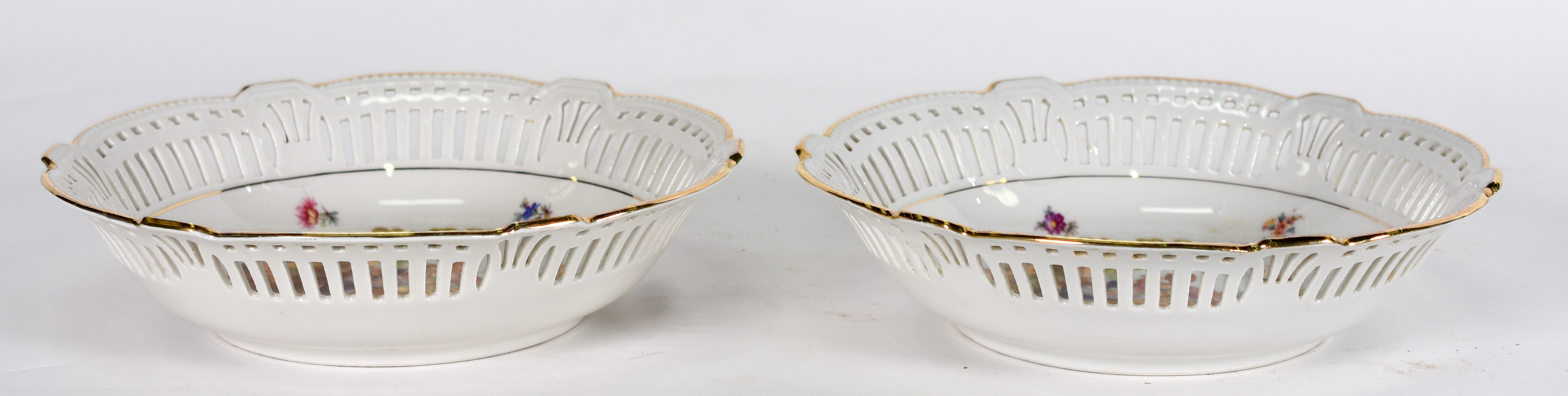 Par de bowls de porcelana Alemã, borda com vazados, centro decorado... - foto 2 de 4