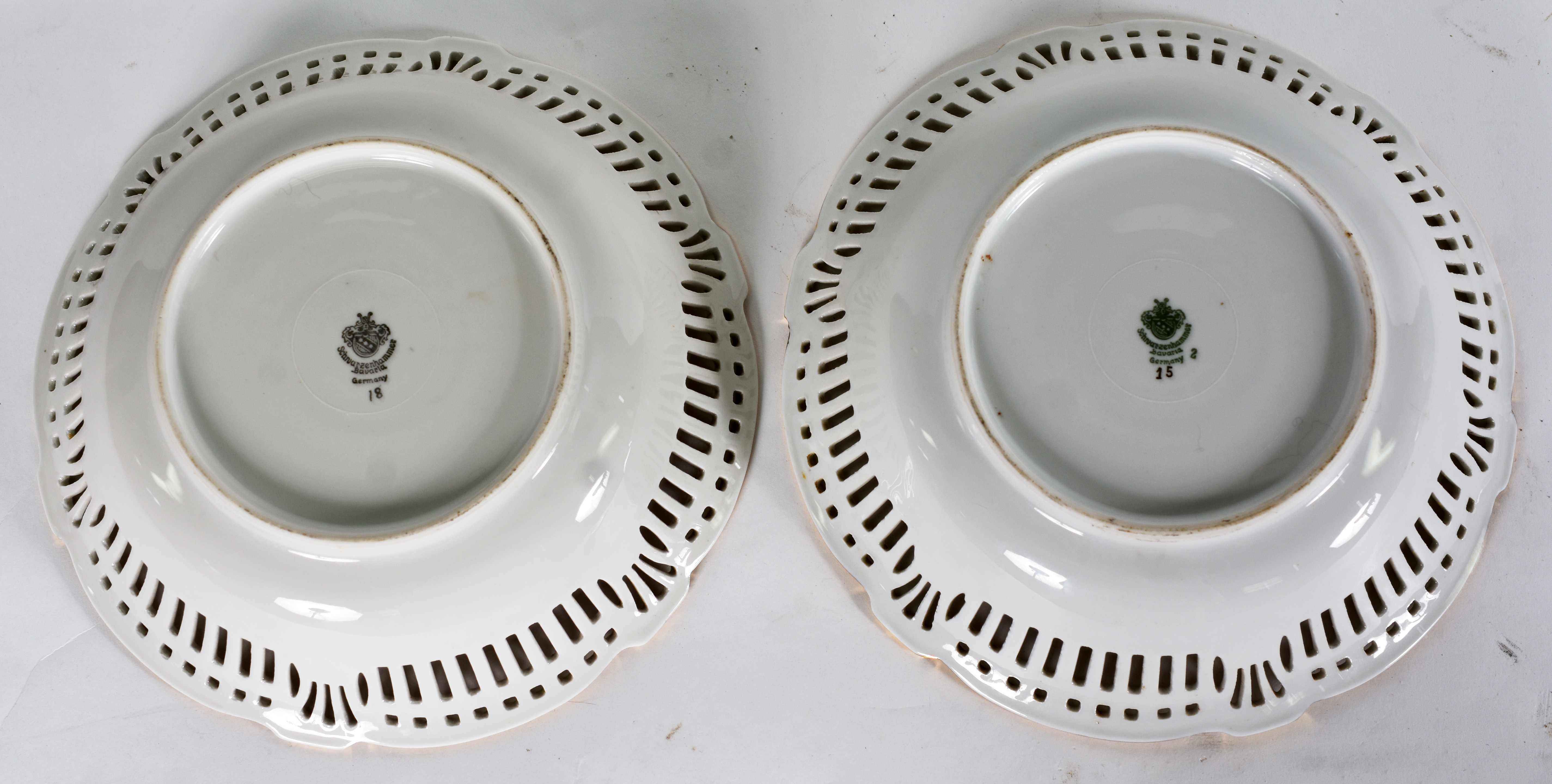 Par de bowls de porcelana Alemã, borda com vazados, centro decorado... - foto 3 de 4
