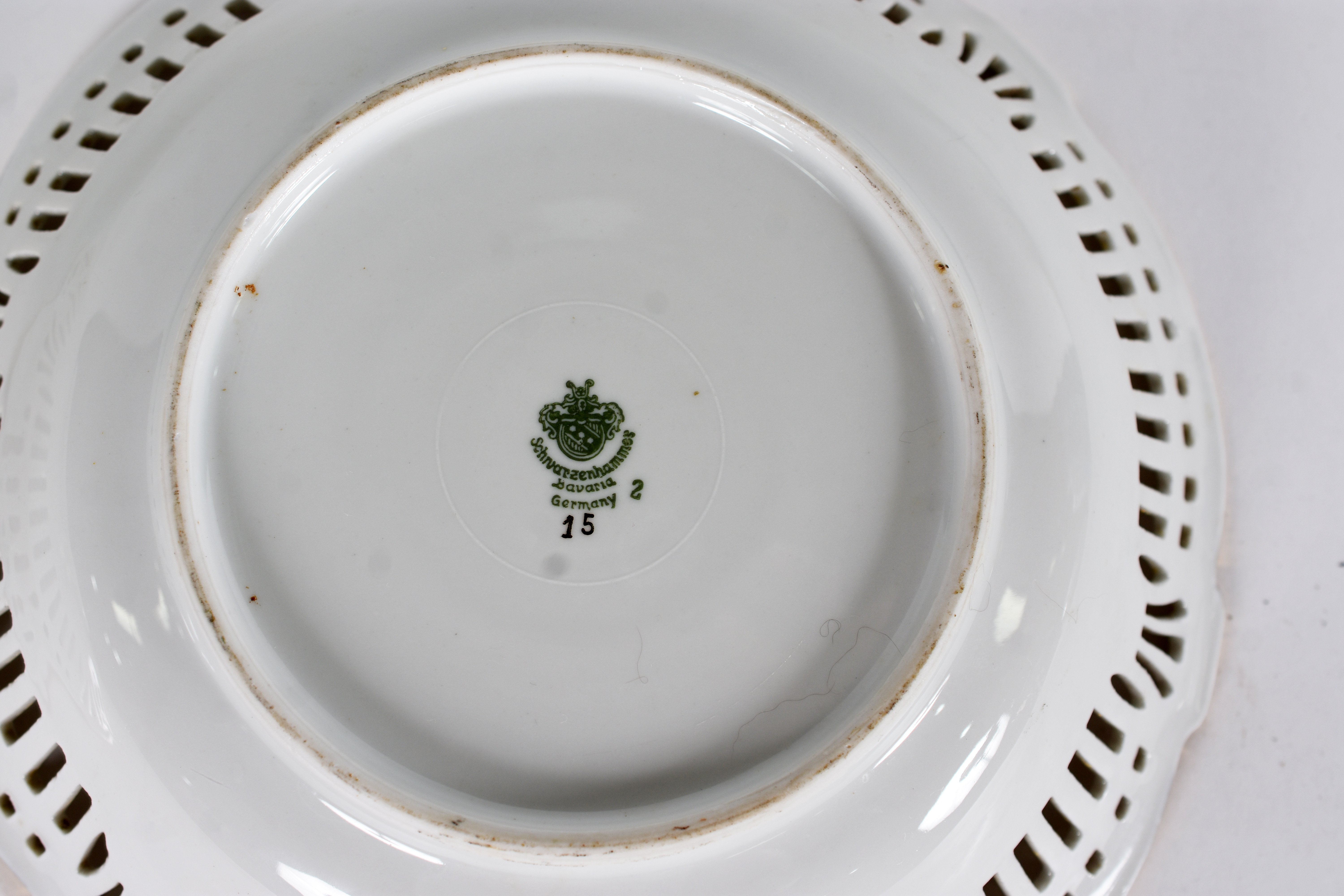 Par de bowls de porcelana Alemã, borda com vazados, centro decorado... - foto 4 de 4