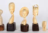 Seis pequenas esculturas de marfim africano com... - Seis pequenas esculturas de marfim africano com bases de madeira .