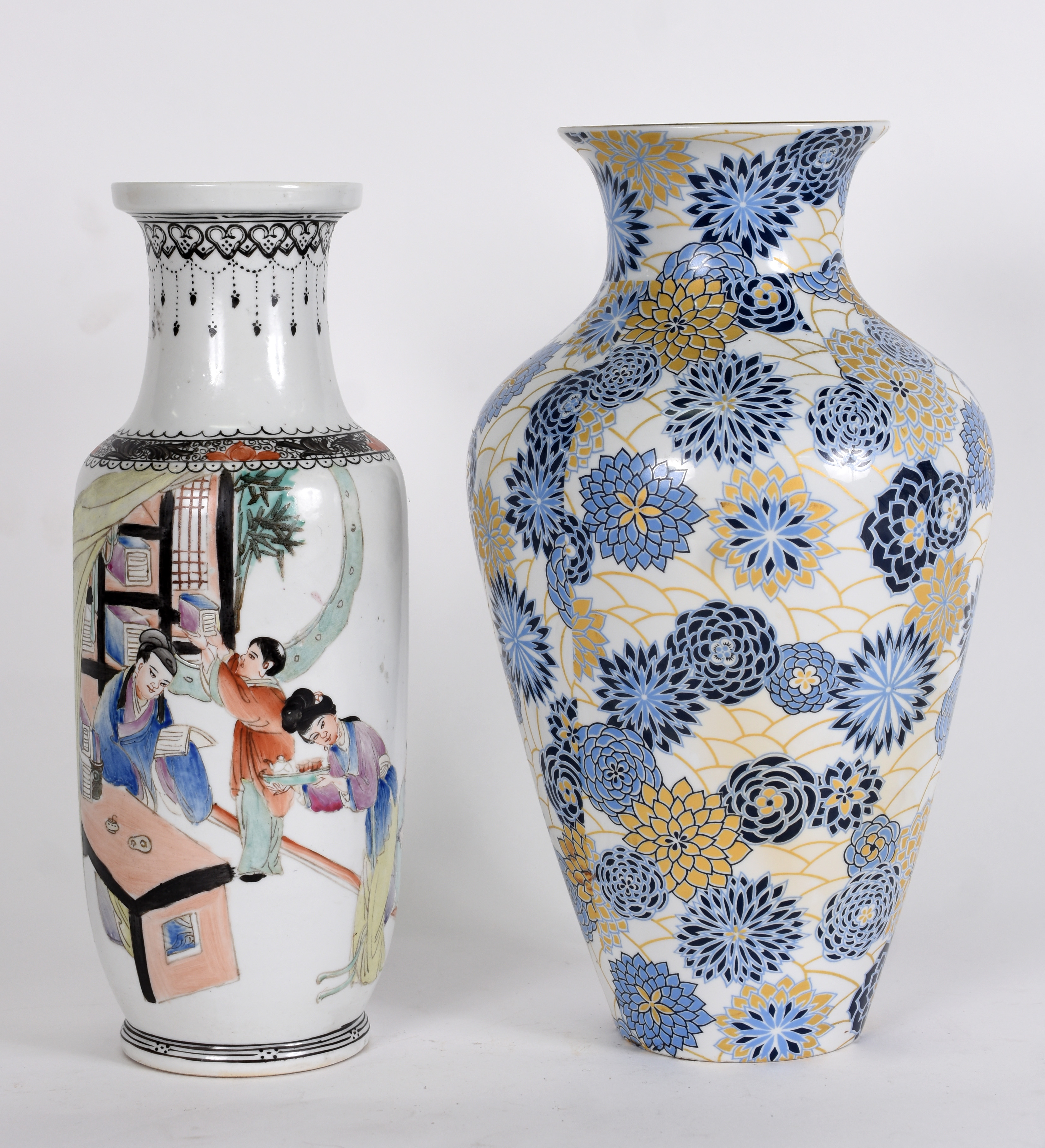 Dois vasos de porcelana, sendo um oriental decorado com gueixas em... - foto 1 de 3