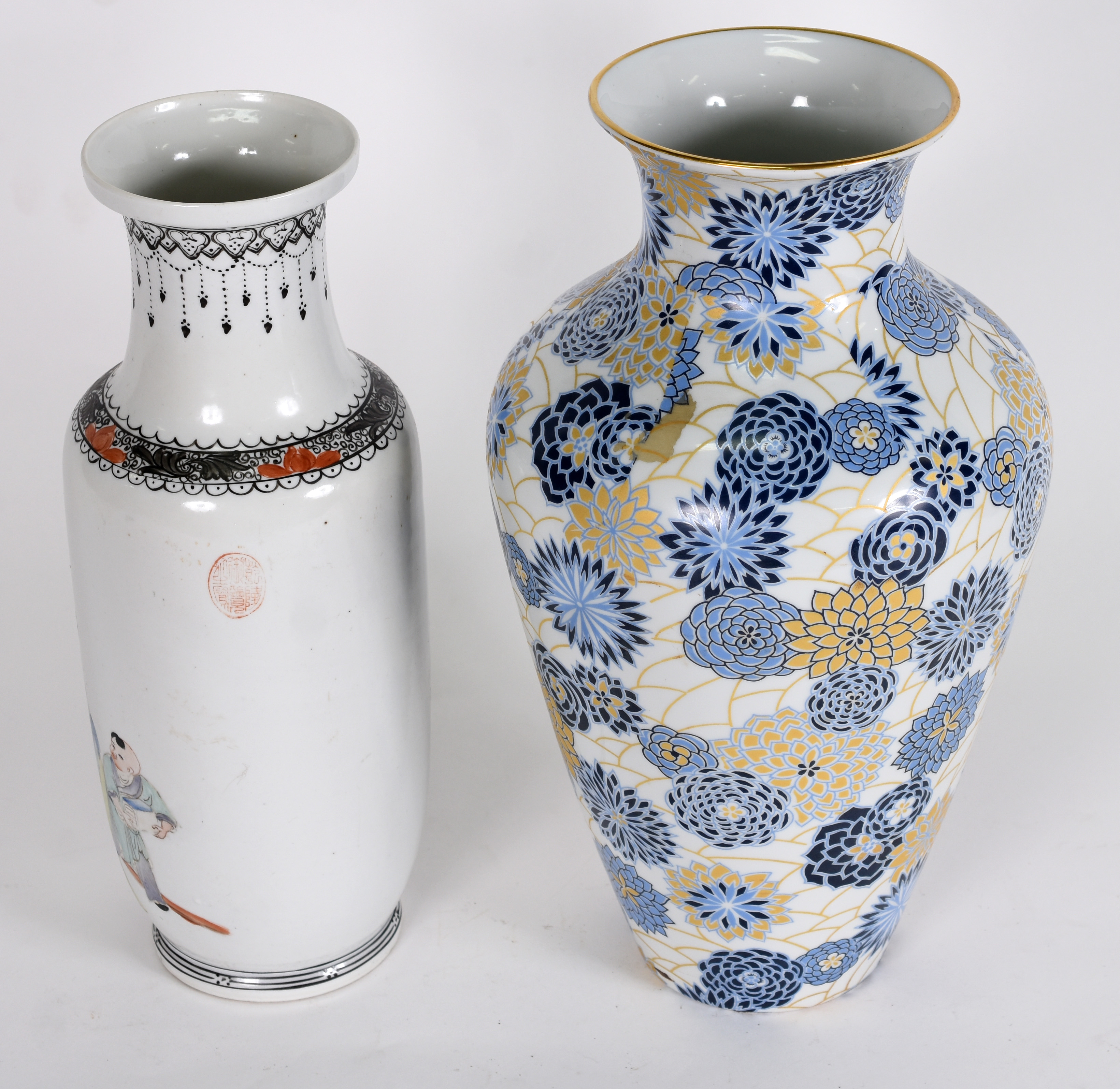 Dois vasos de porcelana, sendo um oriental decorado com gueixas em... - foto 2 de 3