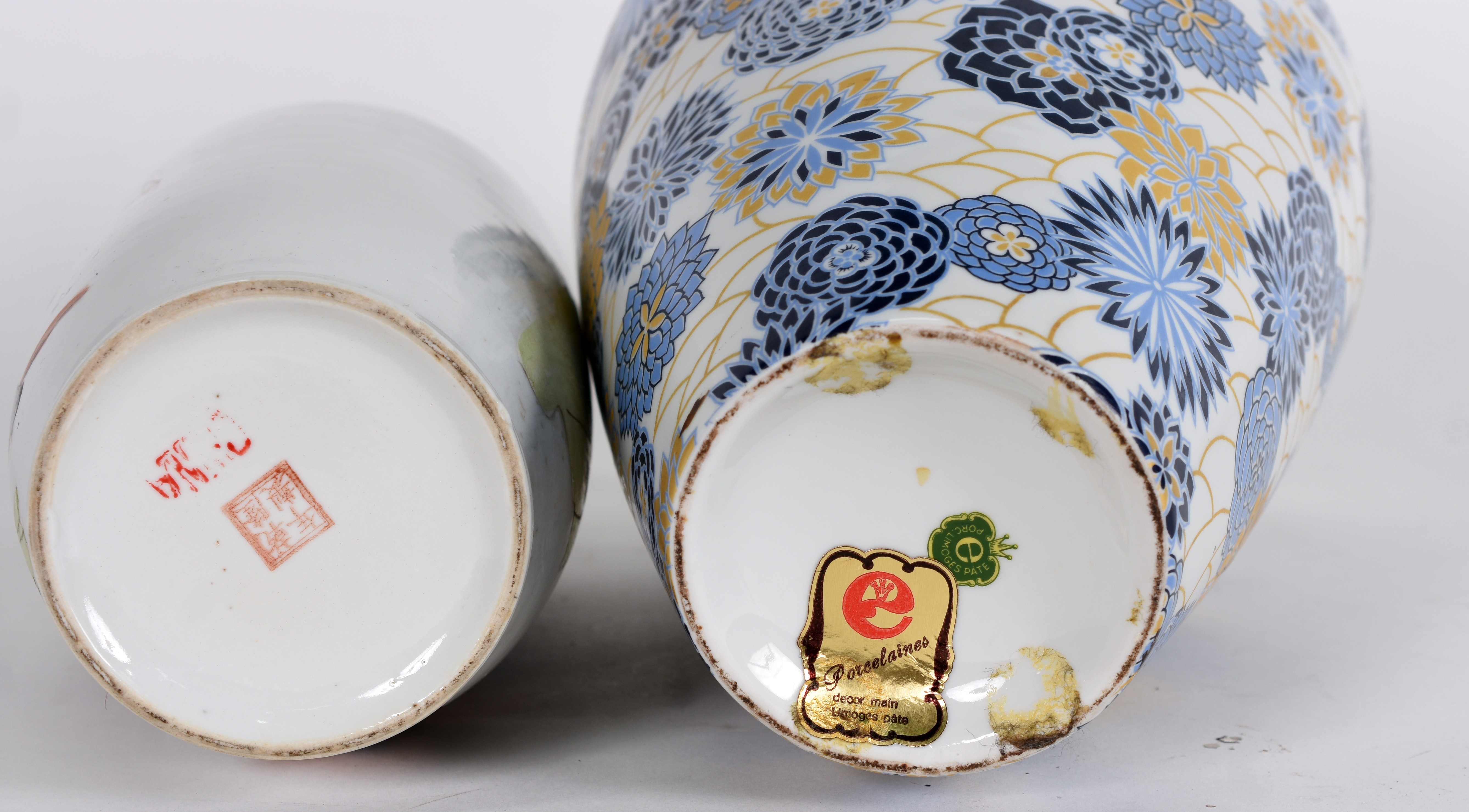 Dois vasos de porcelana, sendo um oriental decorado com gueixas em... - foto 3 de 3