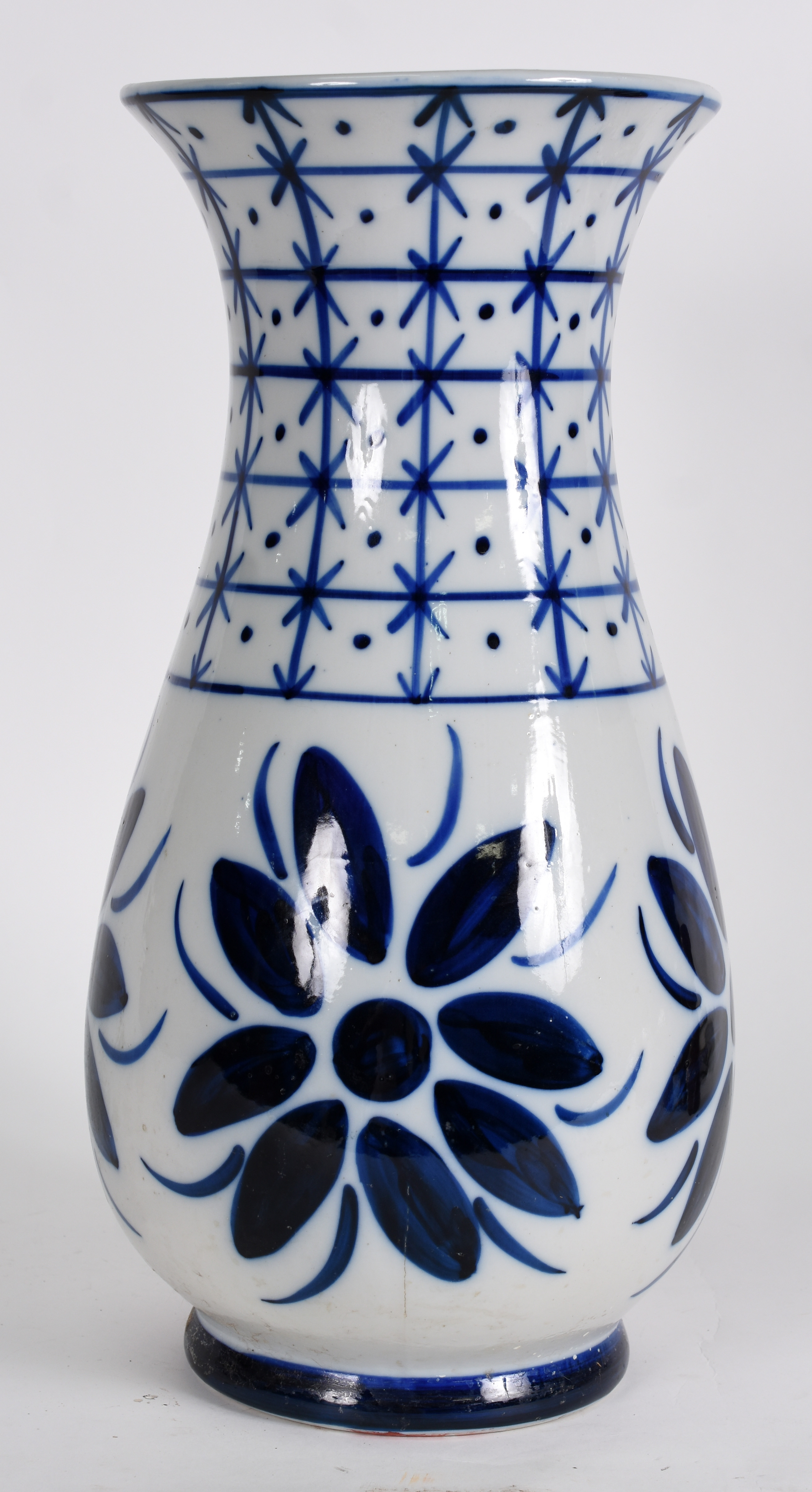 Grande vaso de porcelana mineira, Sião, decorado em azul e branco . - foto 2 de 3