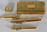 Diversas peças ; 2 pequenas  canetas , porta lá... - Diversas peças ; 2 pequenas  canetas , porta lápis , caixinha para rapé e estojo dourado .