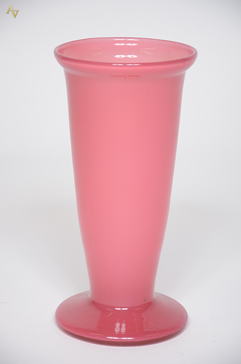 Vaso de opalina rosa translúcido. Altura 26 cm.