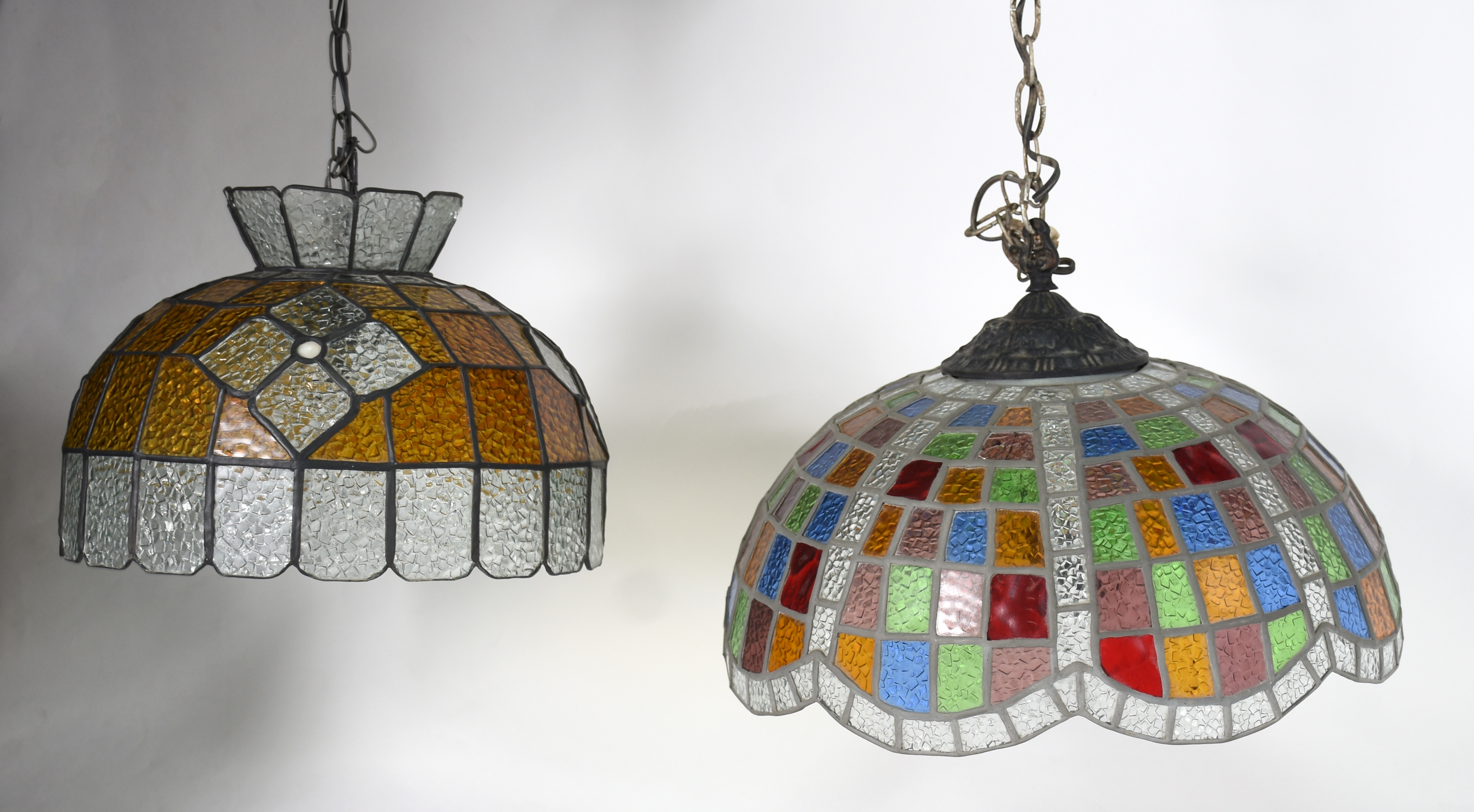 Duas luminárias de teto com placas de vidro colorido. - foto 1 de 2